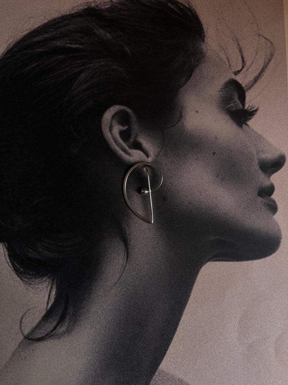Minimalist plain 925 silver earring with contemporary style