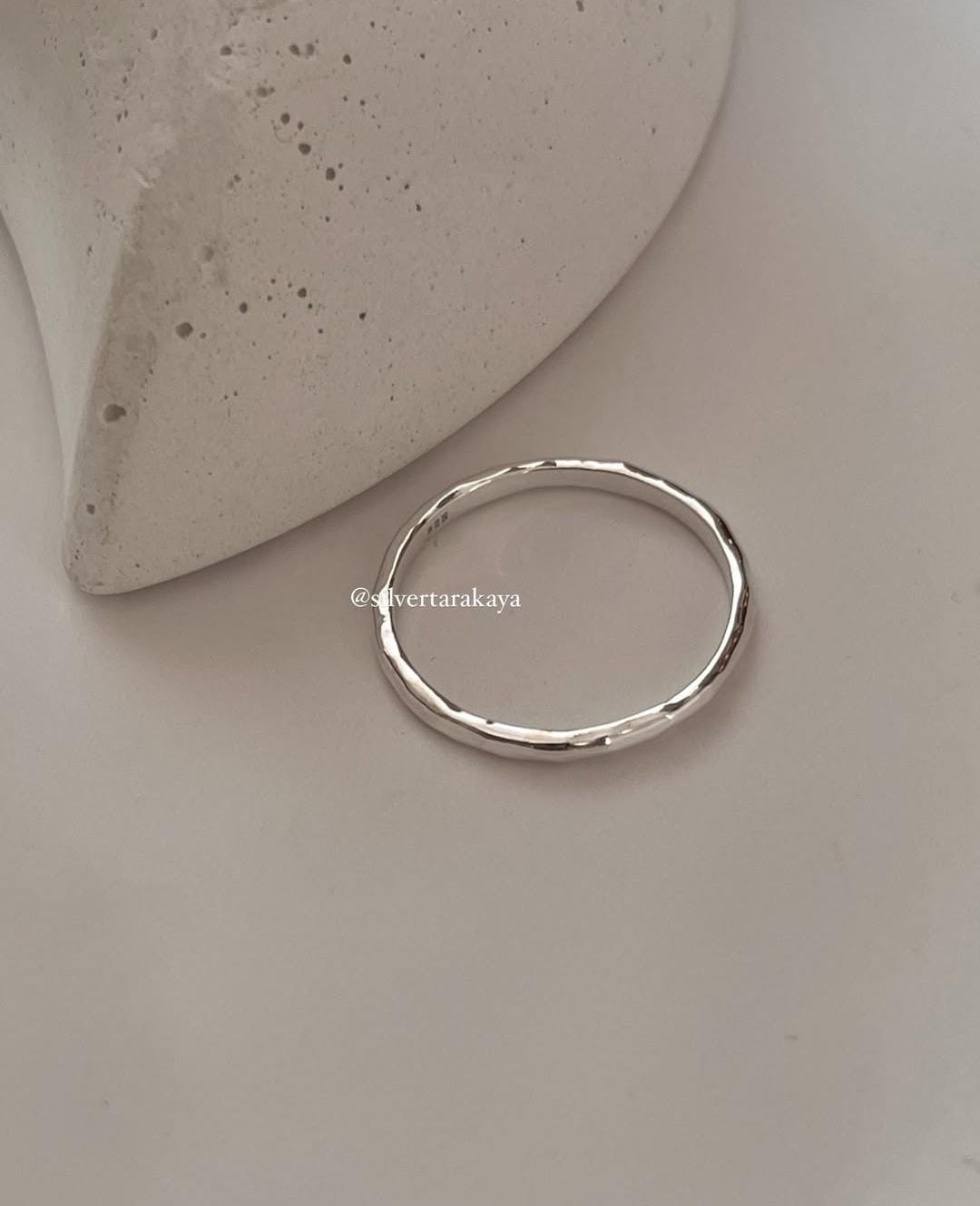 Elegant hammered sleek band ring in 925 silver