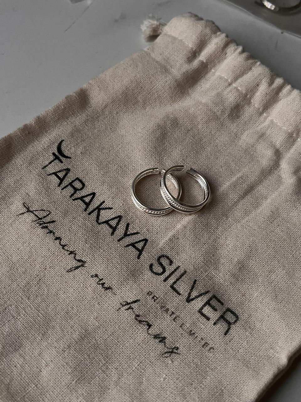 925 silver toe ring featuring three intertwined wires for a modern style
