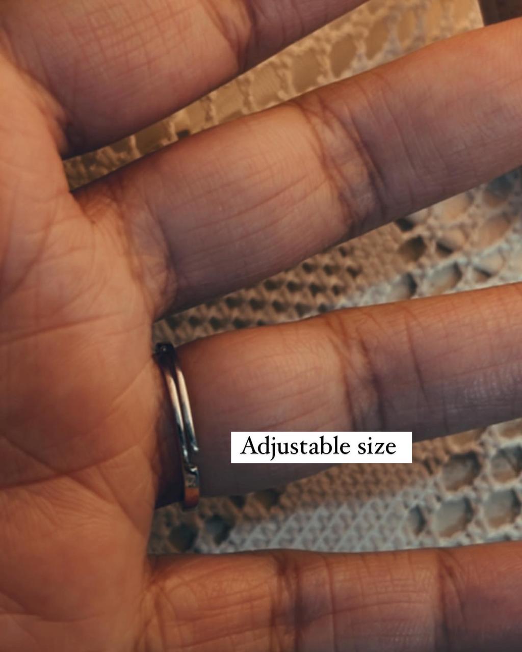 Sleek adjustable Hug ring in 925 silver