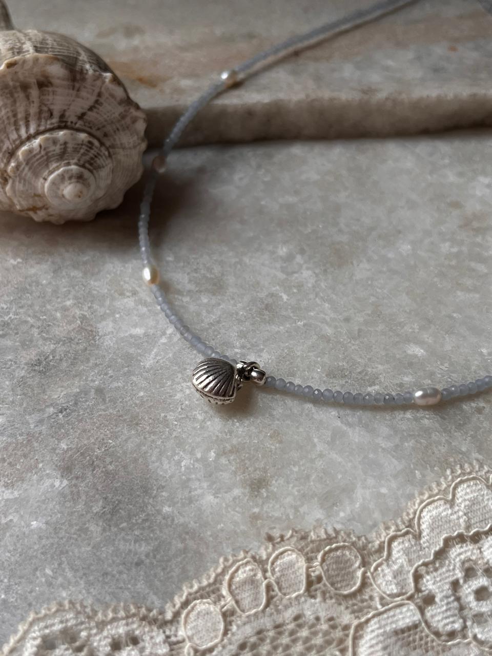 Delicate 925 silver choker necklace with shell charm  