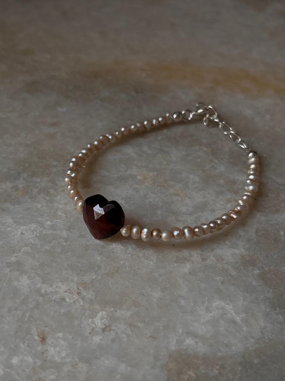  Elegant garnet and pearl bracelet in 925 silver  