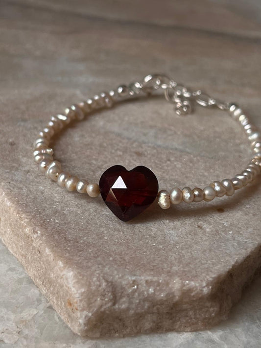 Basra pearl and garnet heart bracelet in sterling silver 