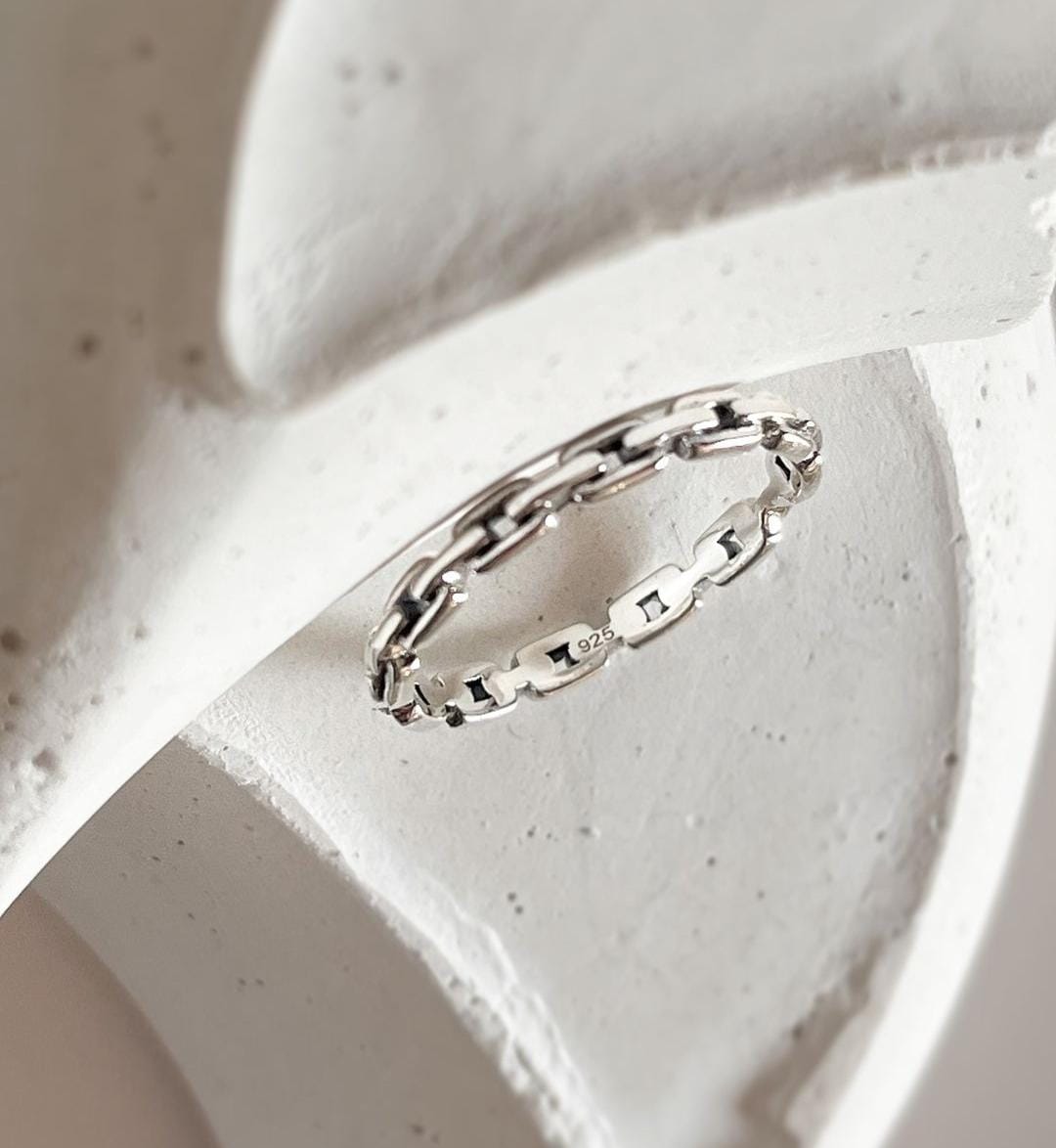 thin link band ring