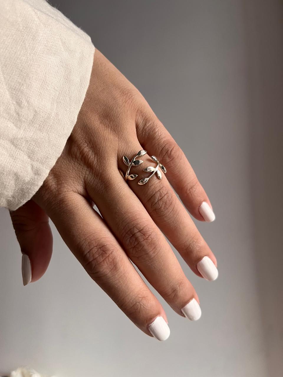 Handcrafted adjustable silver ring with leafy pattern