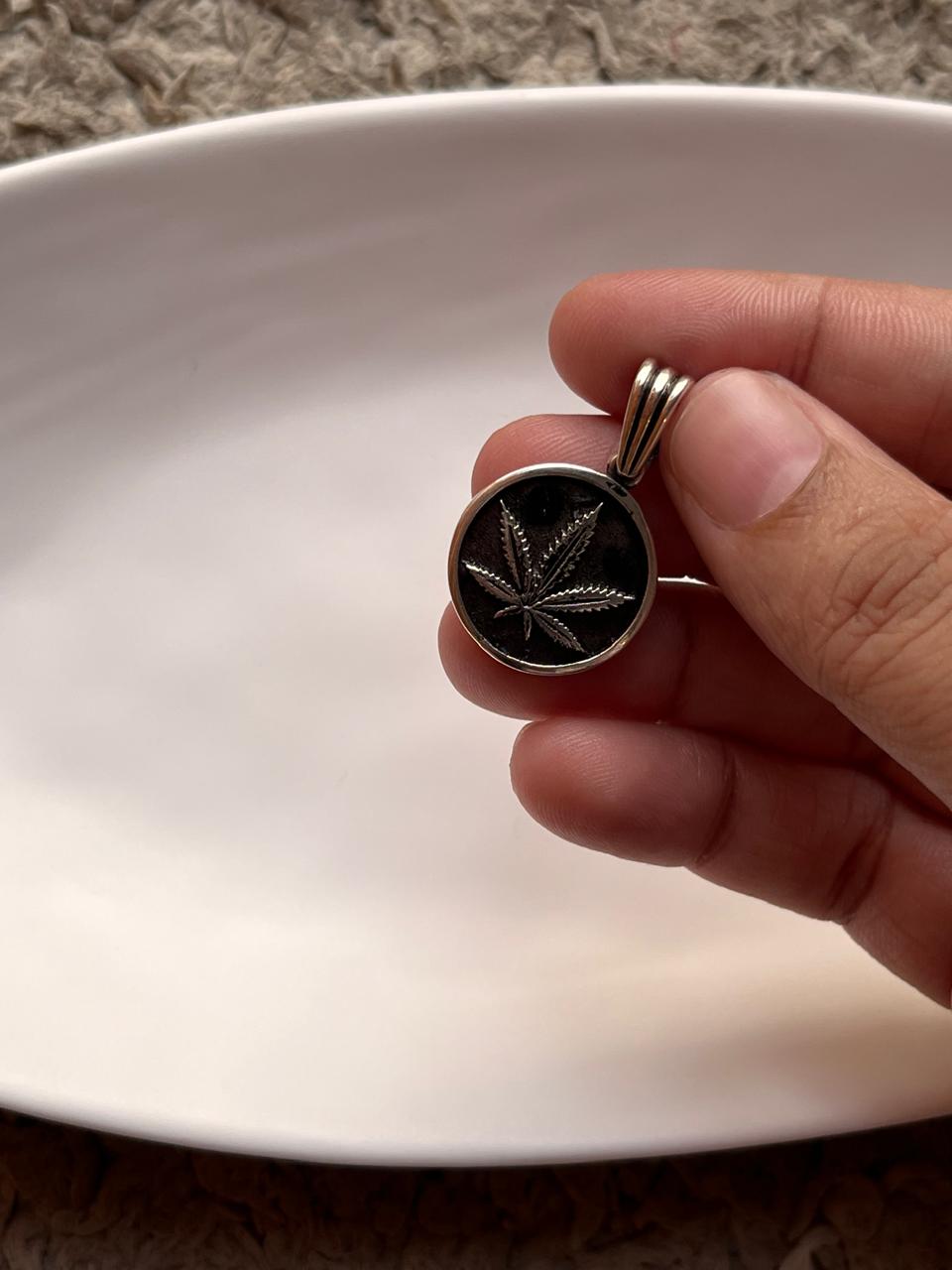 Stylish round hemp-inspired pendant in silver