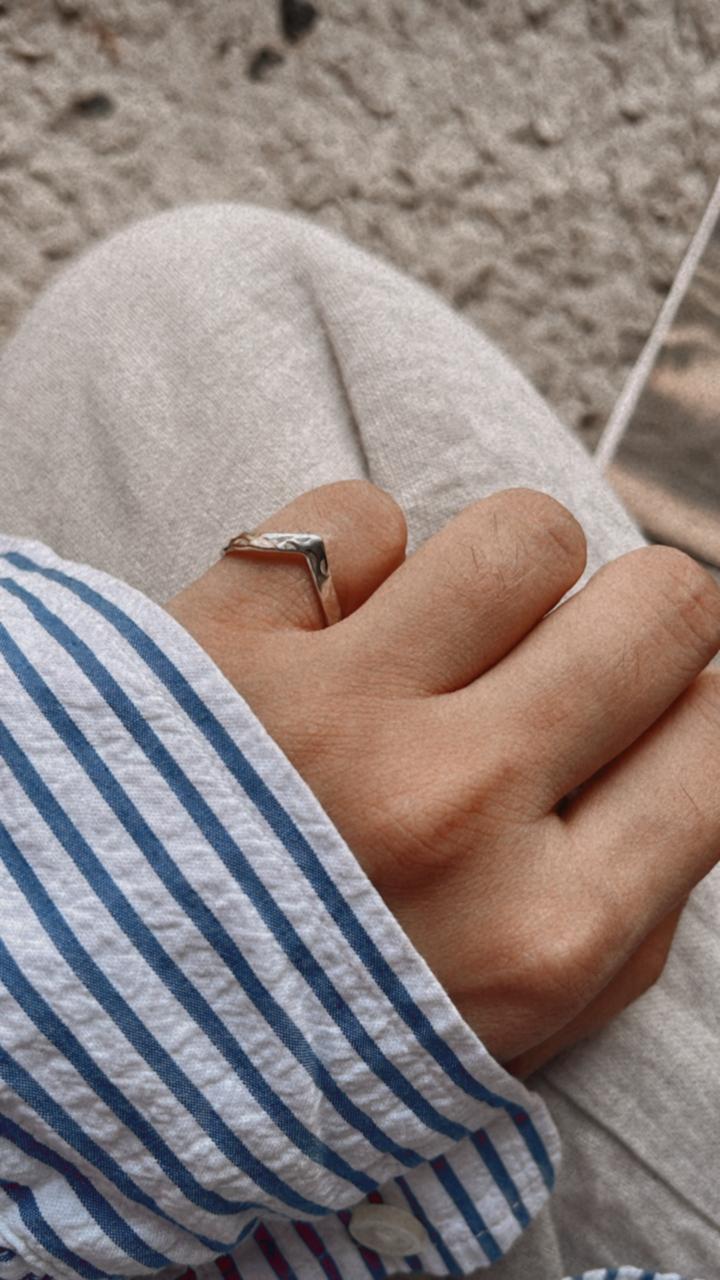 V hammered adjustable silver ring for mid or little finger