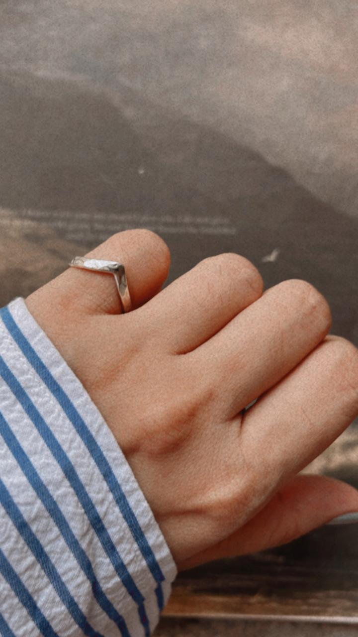 Elegant V hammered silver ring for mid or little finger