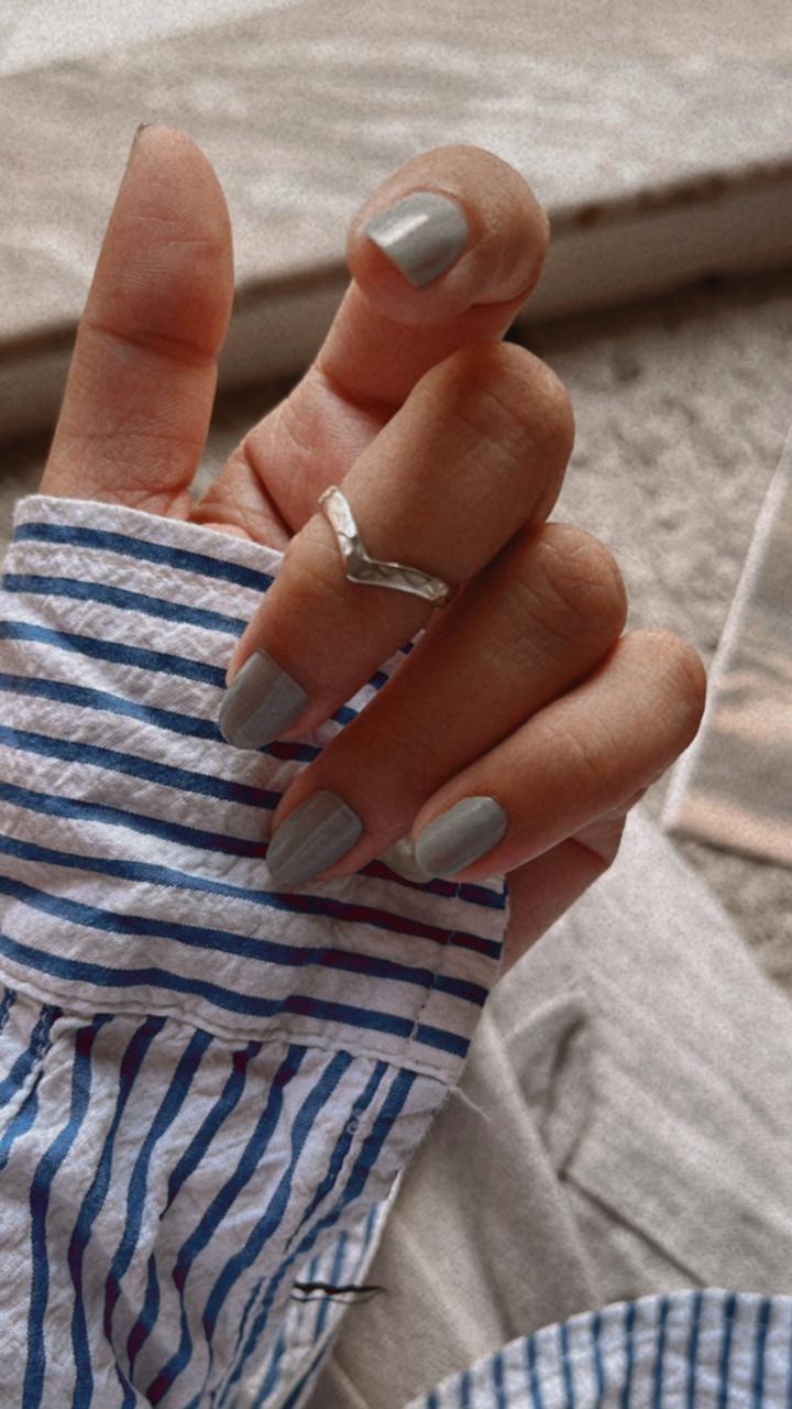 Chic V hammered adjustable silver ring for delicate fingers