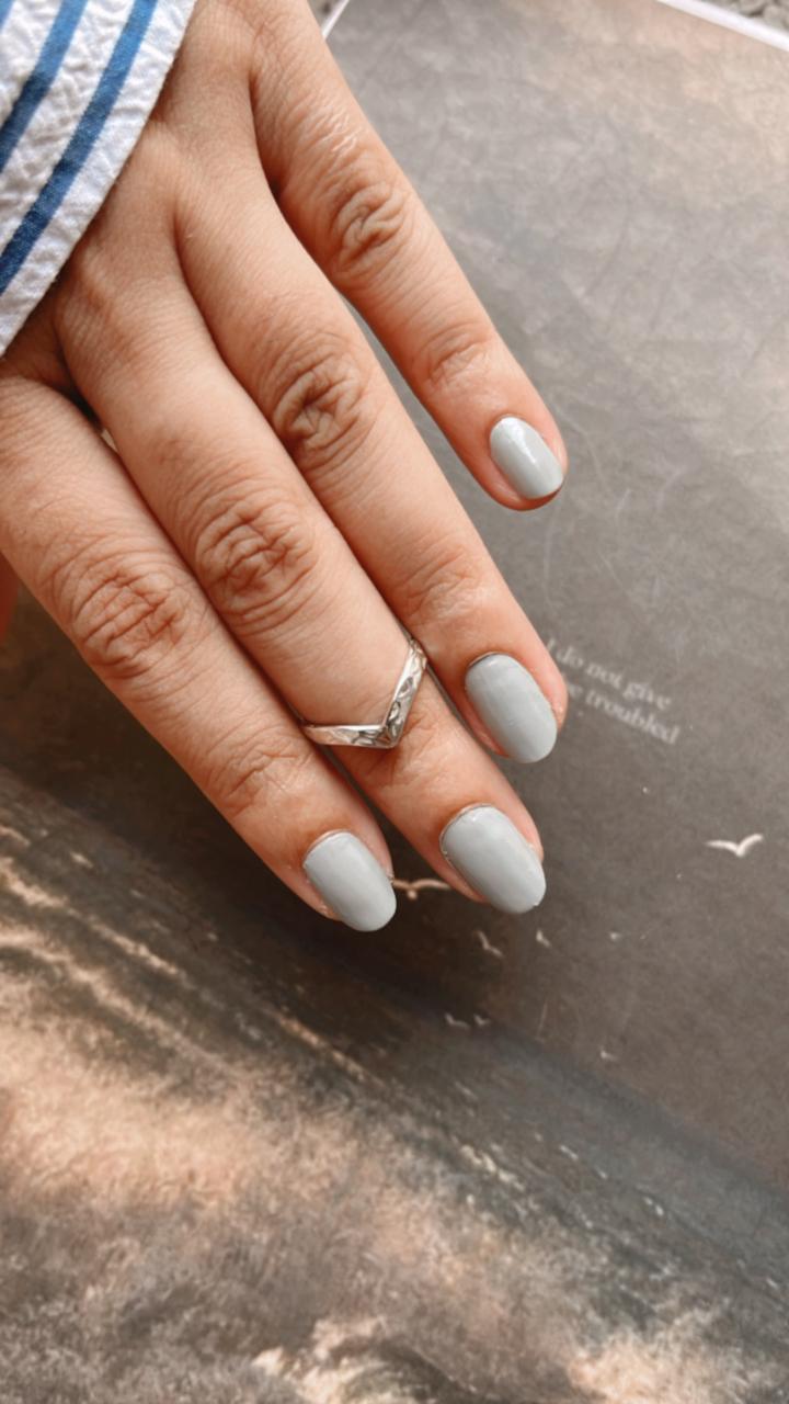 Adjustable V hammered design silver ring for small fingers
