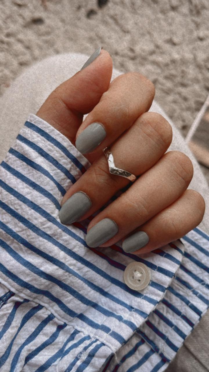 Sterling silver V hammered ring for mid or little finger