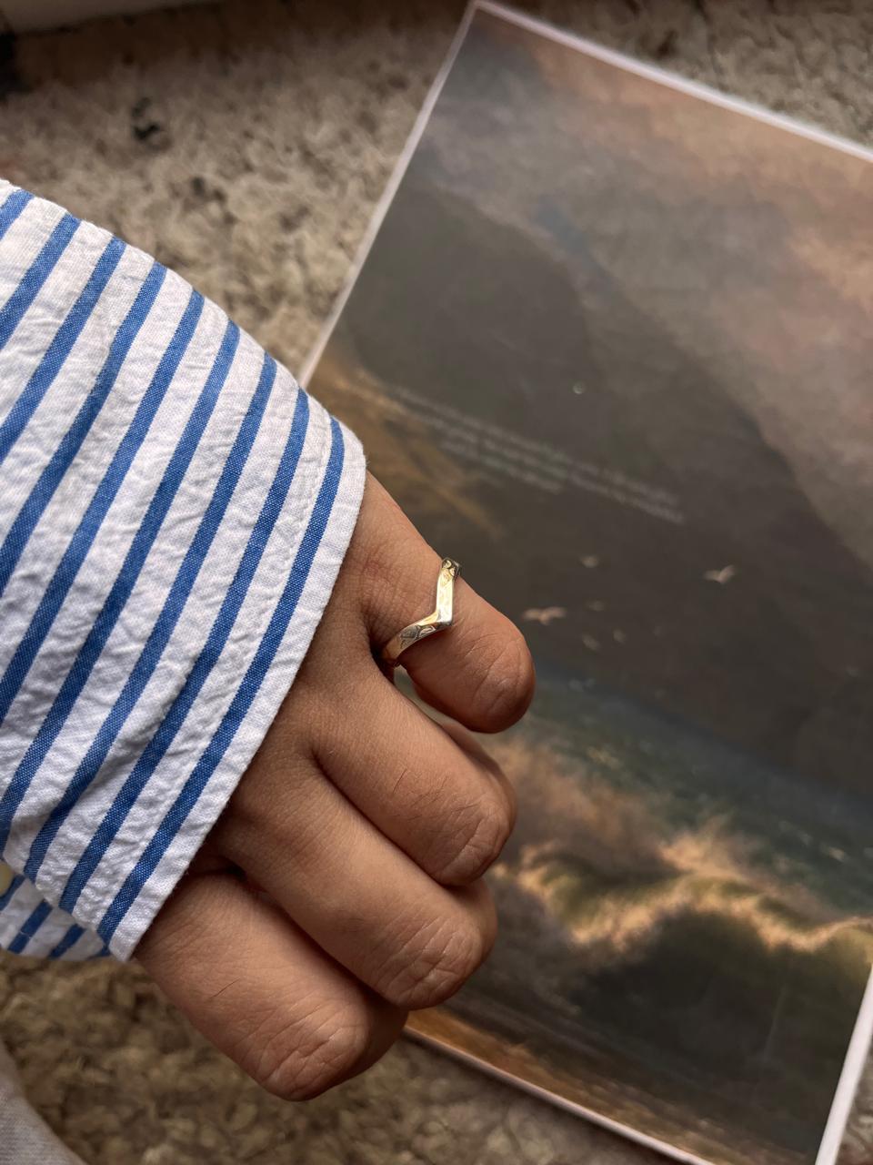 V hammered adjustable silver ring for mid or little finger