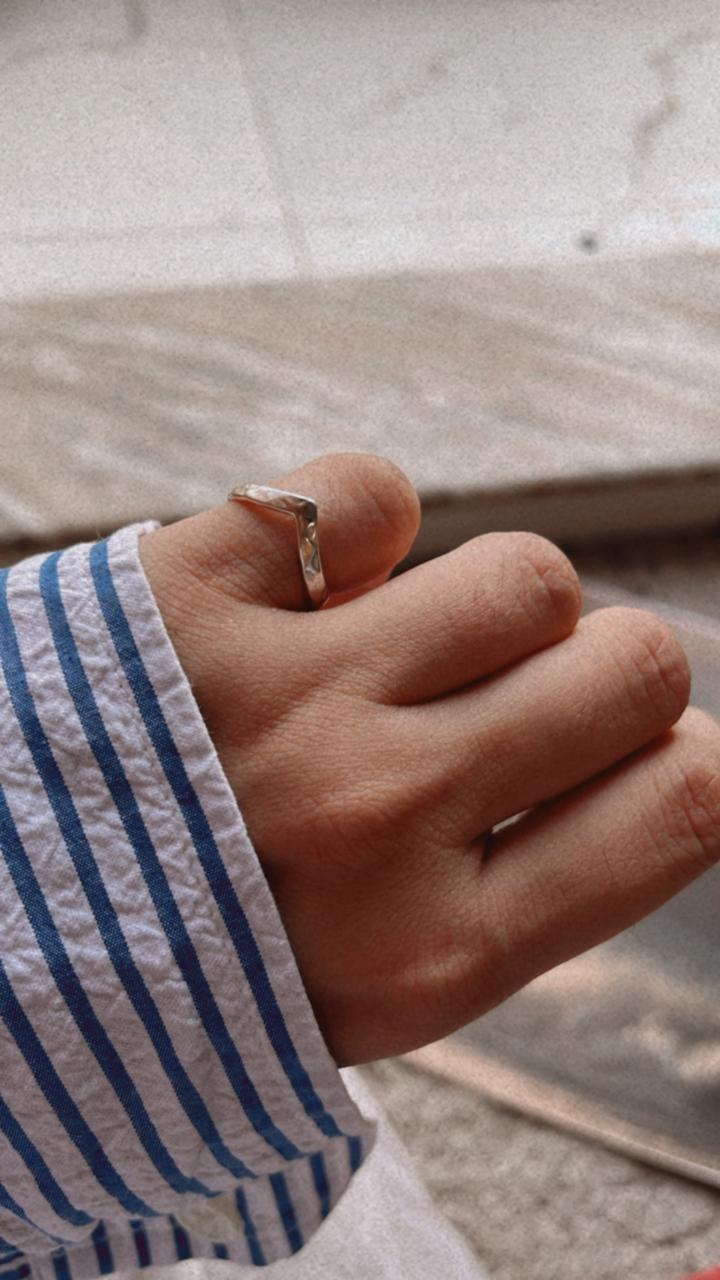 Minimalist V hammered design silver ring for small fingers