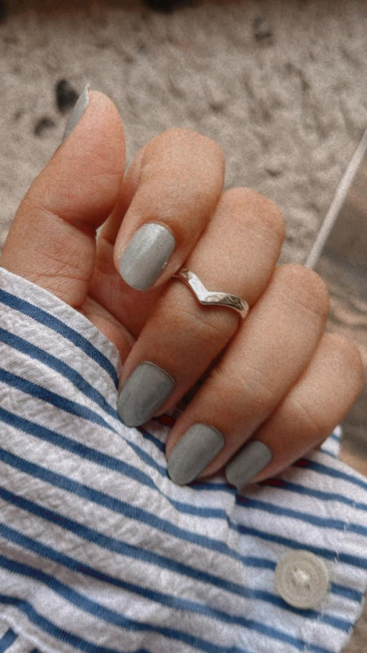 Sterling silver V hammered ring for mid or little finger