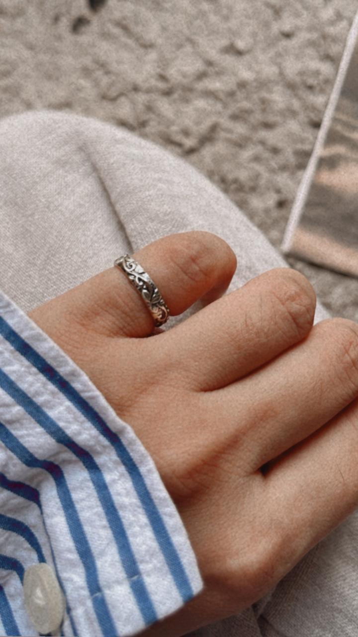 Charming vintage motif adjustable silver ring for delicate fingers