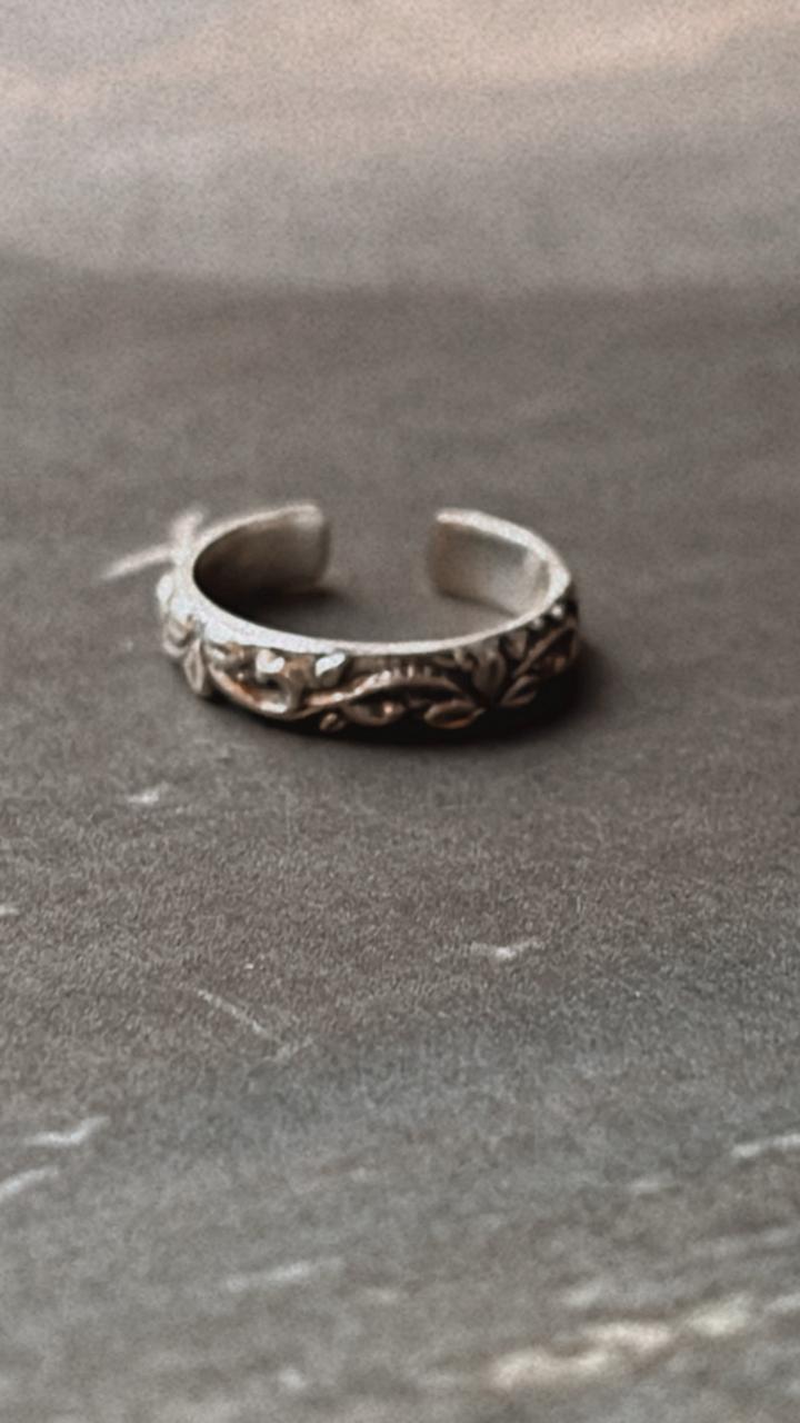 Elegant vintage motif adjustable silver ring