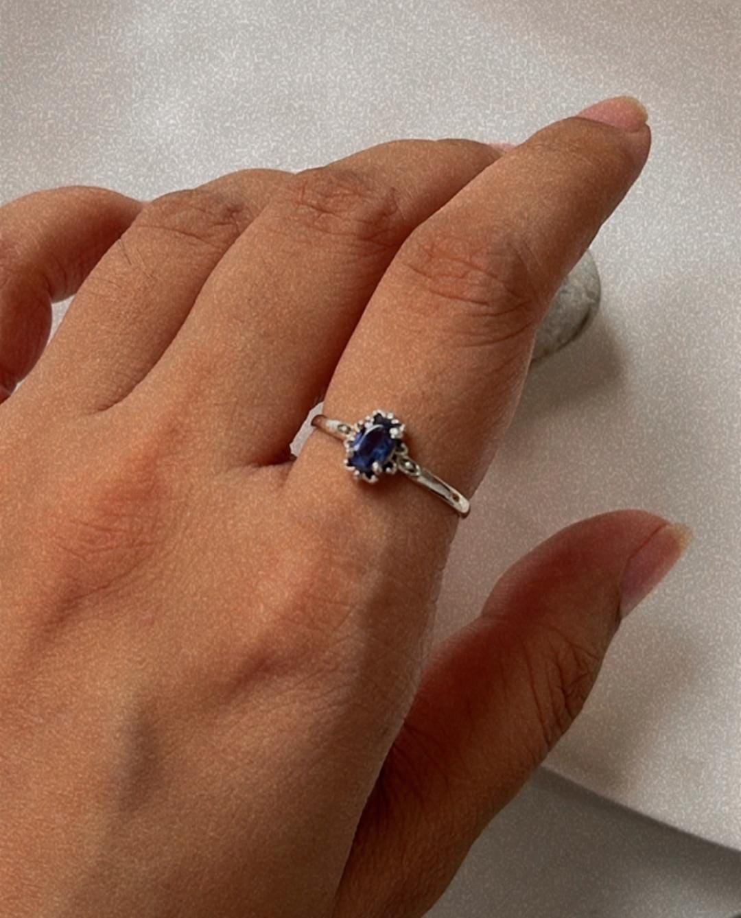 Vintage Iolite ring with Victorian design in 925 silver