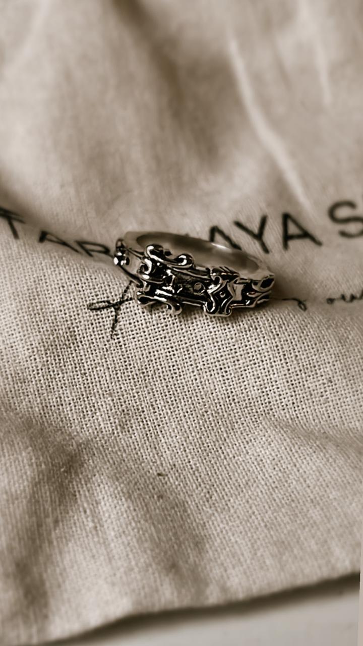 Unique vintage belt design silver ring for a bold look