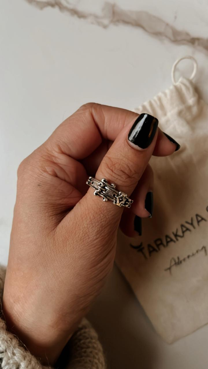 Elegant vintage belt motif silver ring