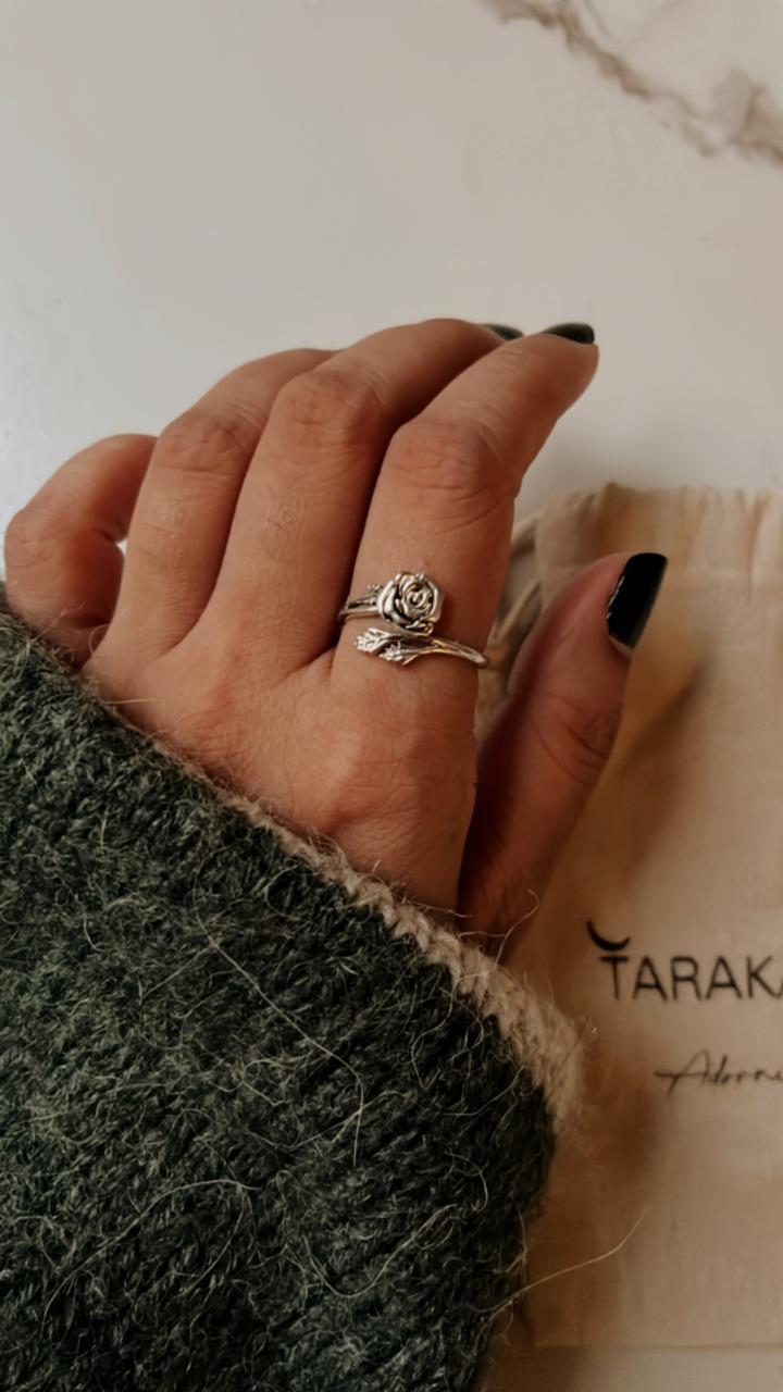 Elegant vintage rose silver ring