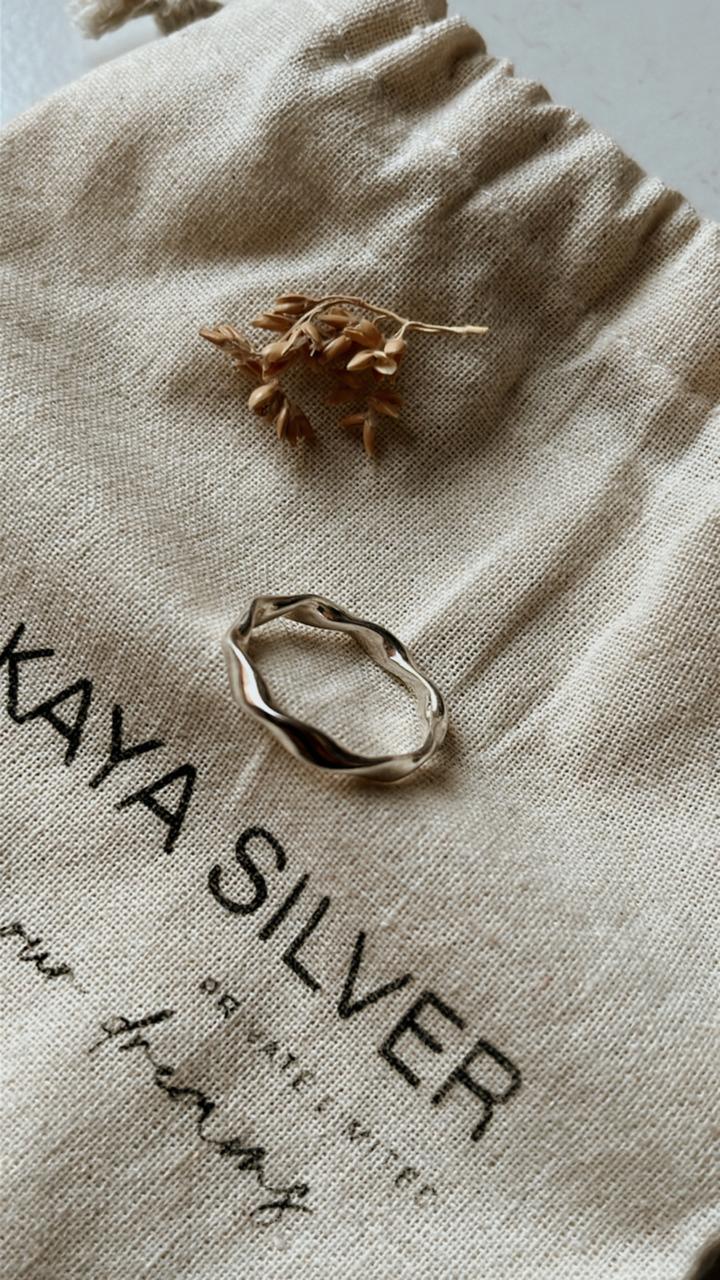 Elegant sculpture silver ring with creative design