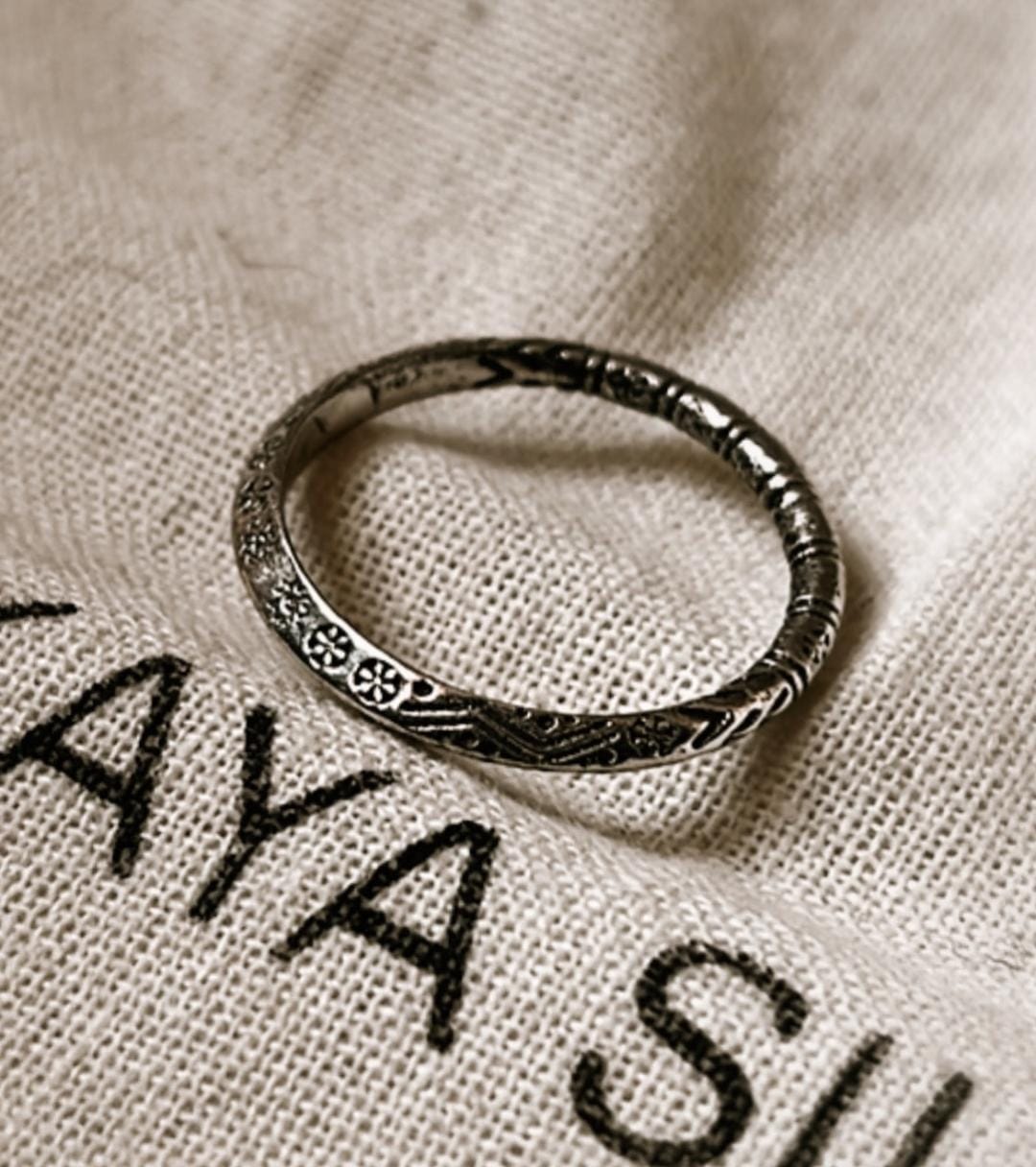 Elegant Tribal Edge Ring in 925 Silver for Statement Jewelry