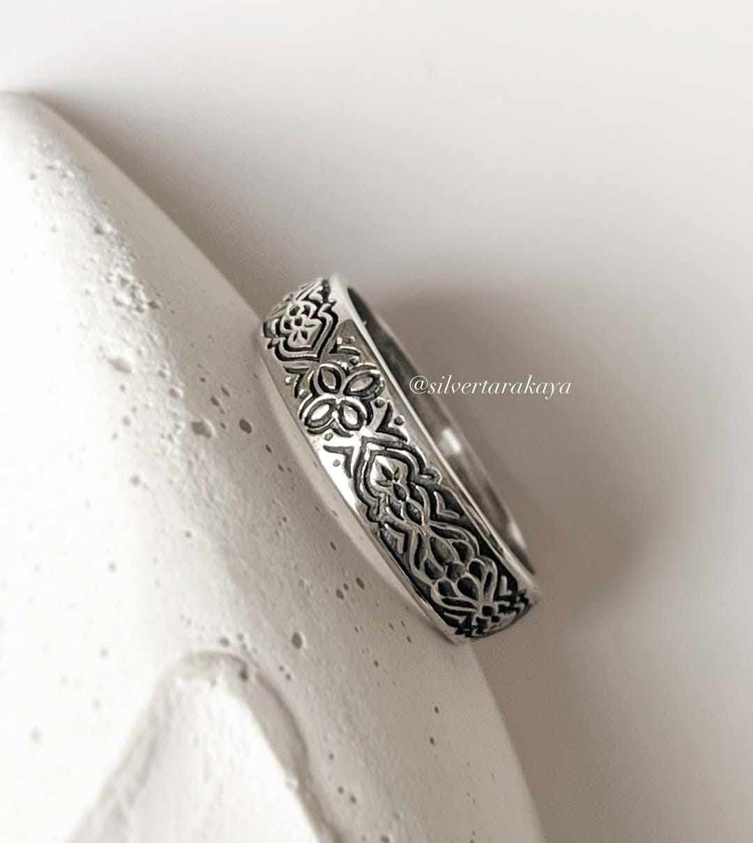 925 silver ring with intricate floral design, perfect as a unique gift for special occasions.