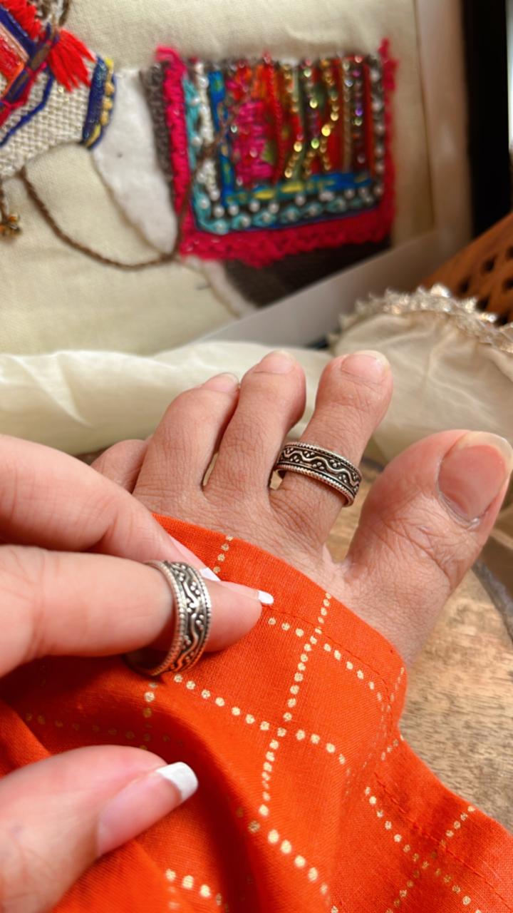 Vintage-inspired tribal wavy Rawa toe ring in pure silver.