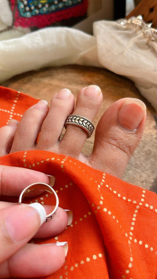 Handcrafted Leafy Antique Silver Toe Ring for Unique Style