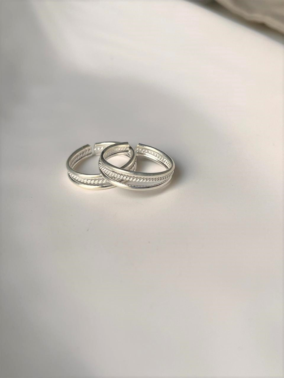 Elegant 3 wire 925 silver toe ring with a sleek design