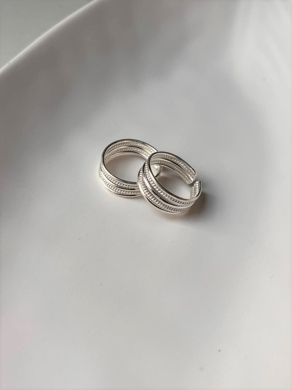 925 silver toe ring featuring six intertwined wires for a modern look