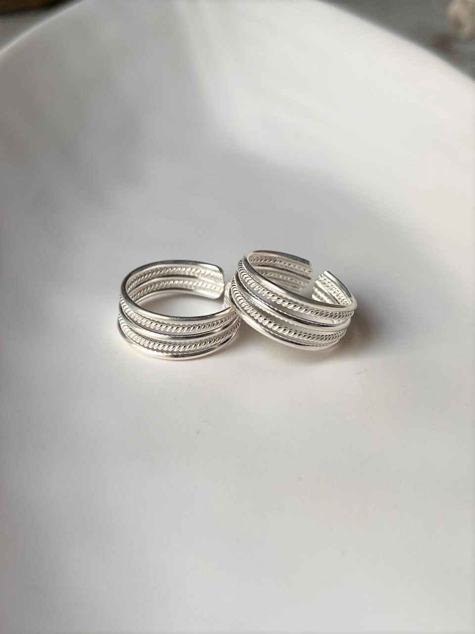 Elegant 6 wire 925 silver toe ring with a stylish design