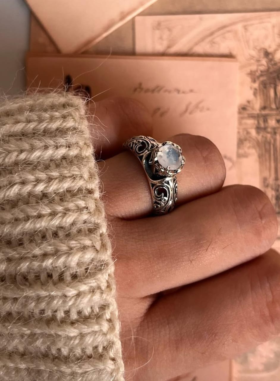 Elegant vintage moonstone solitaire silver ring