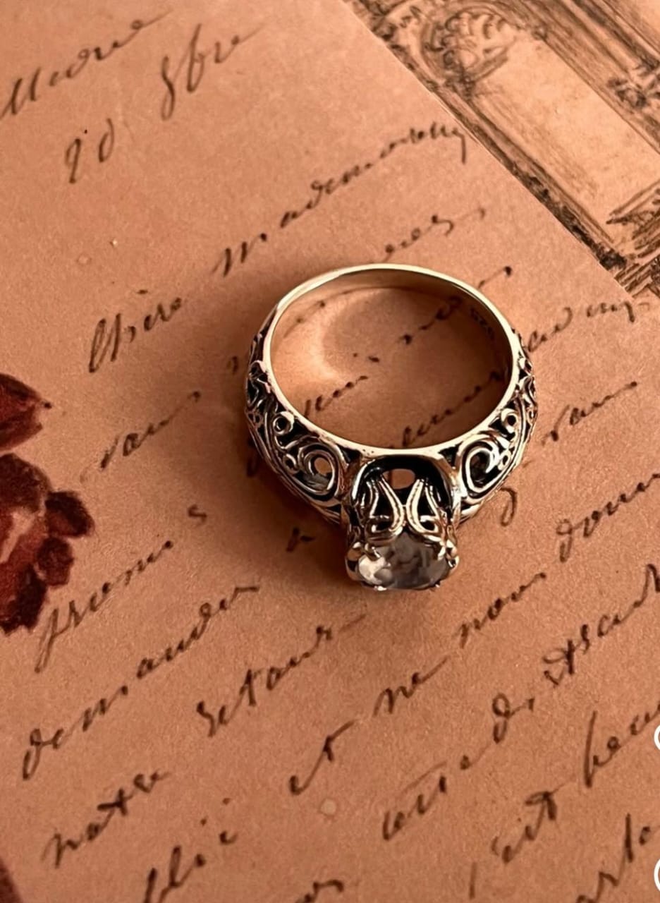 Solitaire vintage motif moonstone silver ring