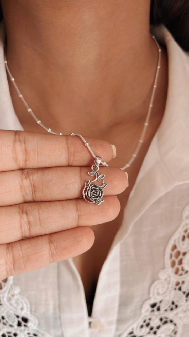 Charming vintage rose silver pendant