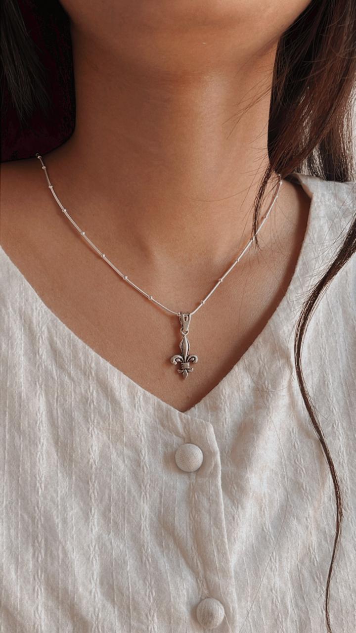 Sophisticated Fleur De Lis silver pendant with a vintage-inspired motif