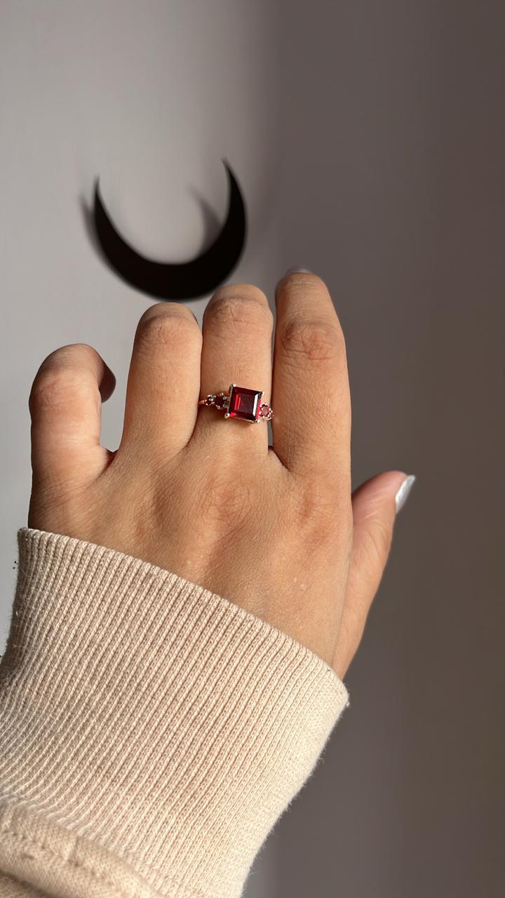 Sterling silver vintage ring featuring a square-cut garnet