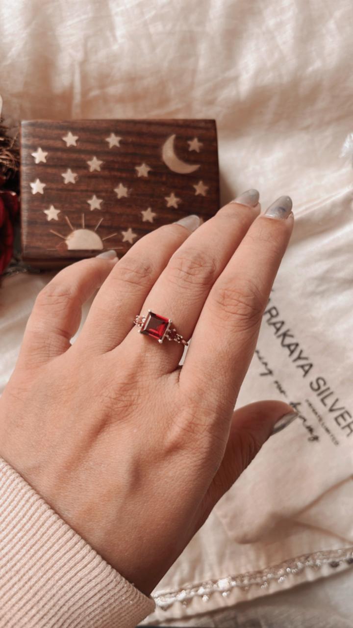 Vintage-inspired silver ring with a square garnet centerpiece