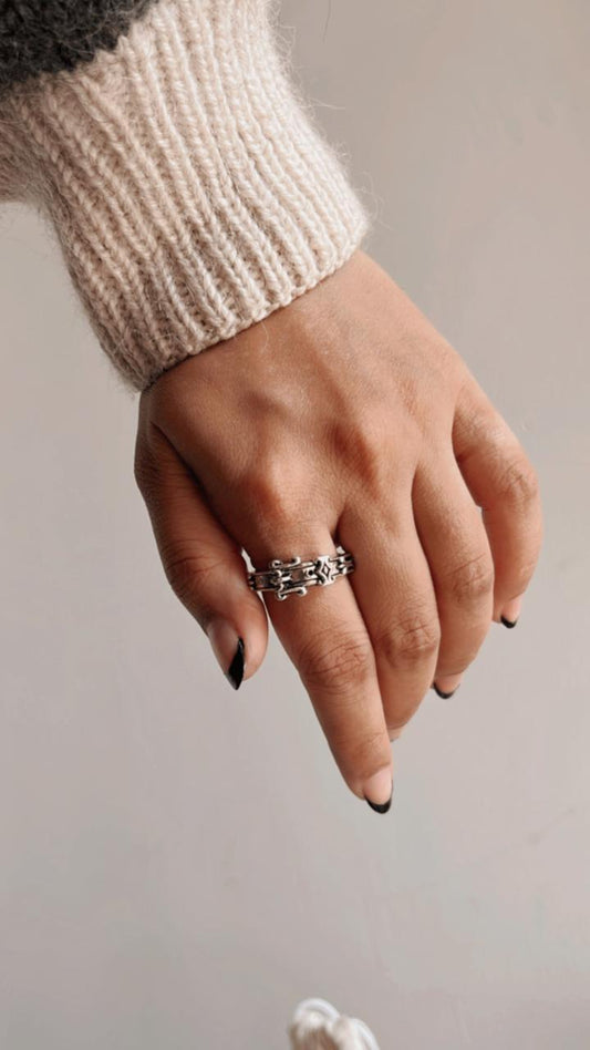 Elegant vintage belt motif silver ring