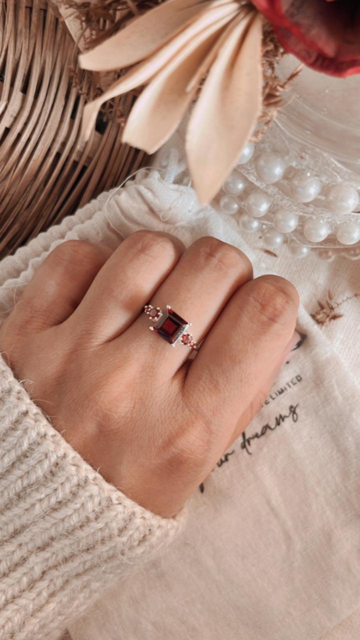 Beautiful square-cut garnet silver ring with vintage charm