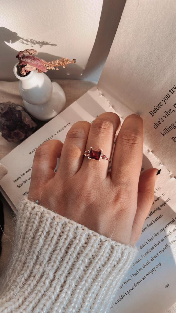 Vintage silver ring with a square-cut garnet gemstone