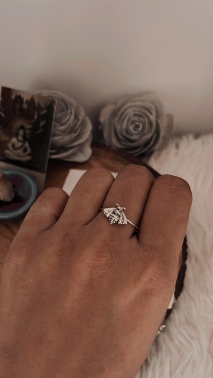 Timeless big bee silver ring with a detailed, artistic design.