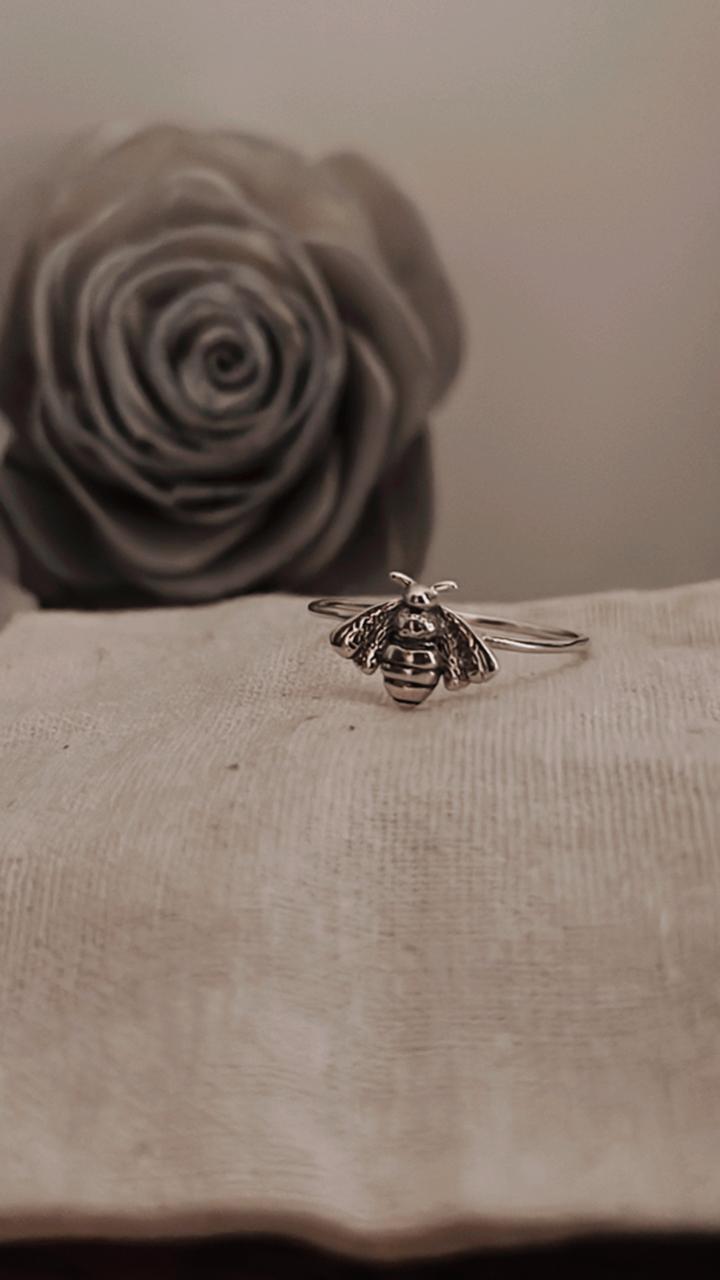Handcrafted big bee ring in sterling silver with a striking look.