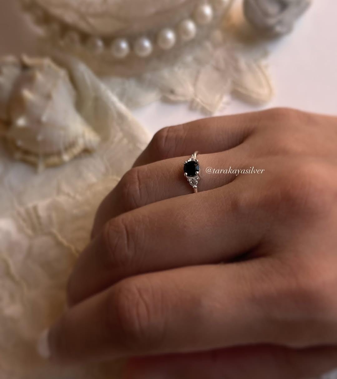 Solitaire 925 silver ring with black spinel and vintage details