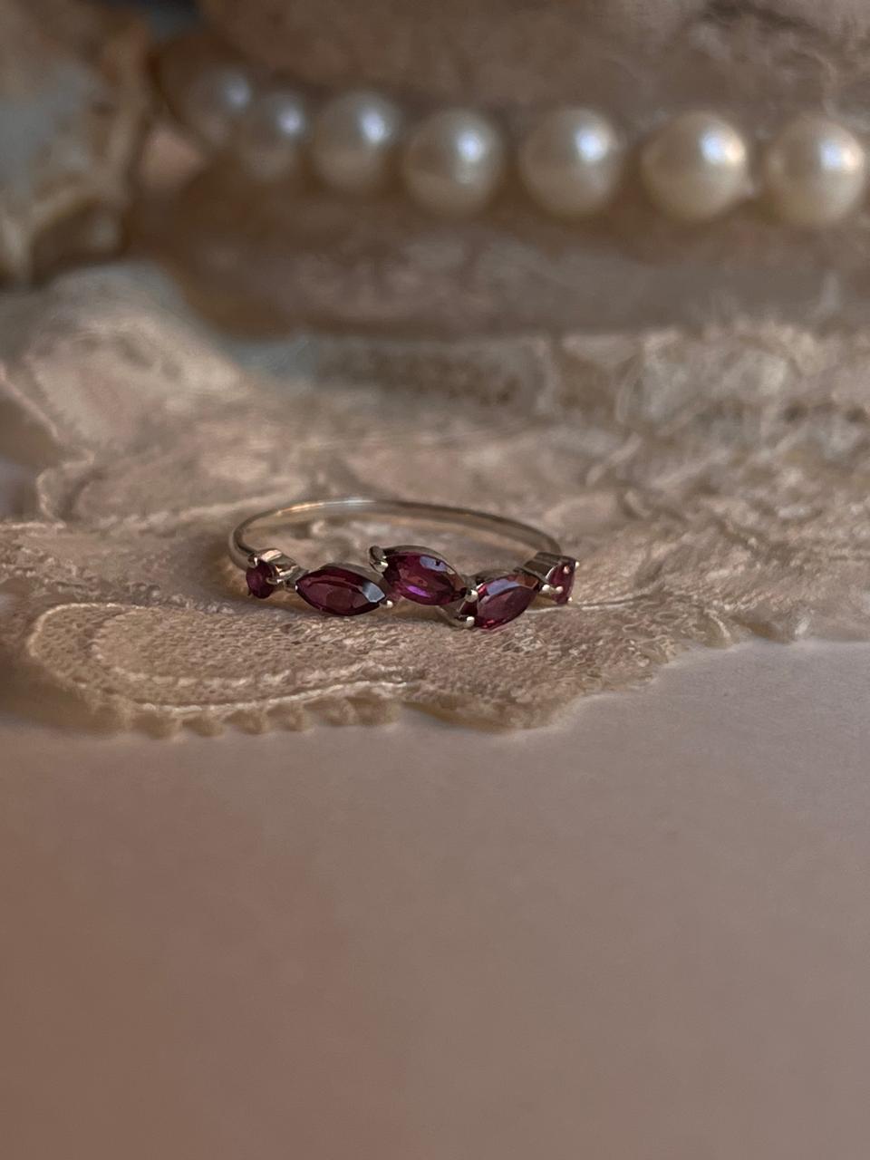 925 silver leafy band ring with minimal rhodolite garnet setting