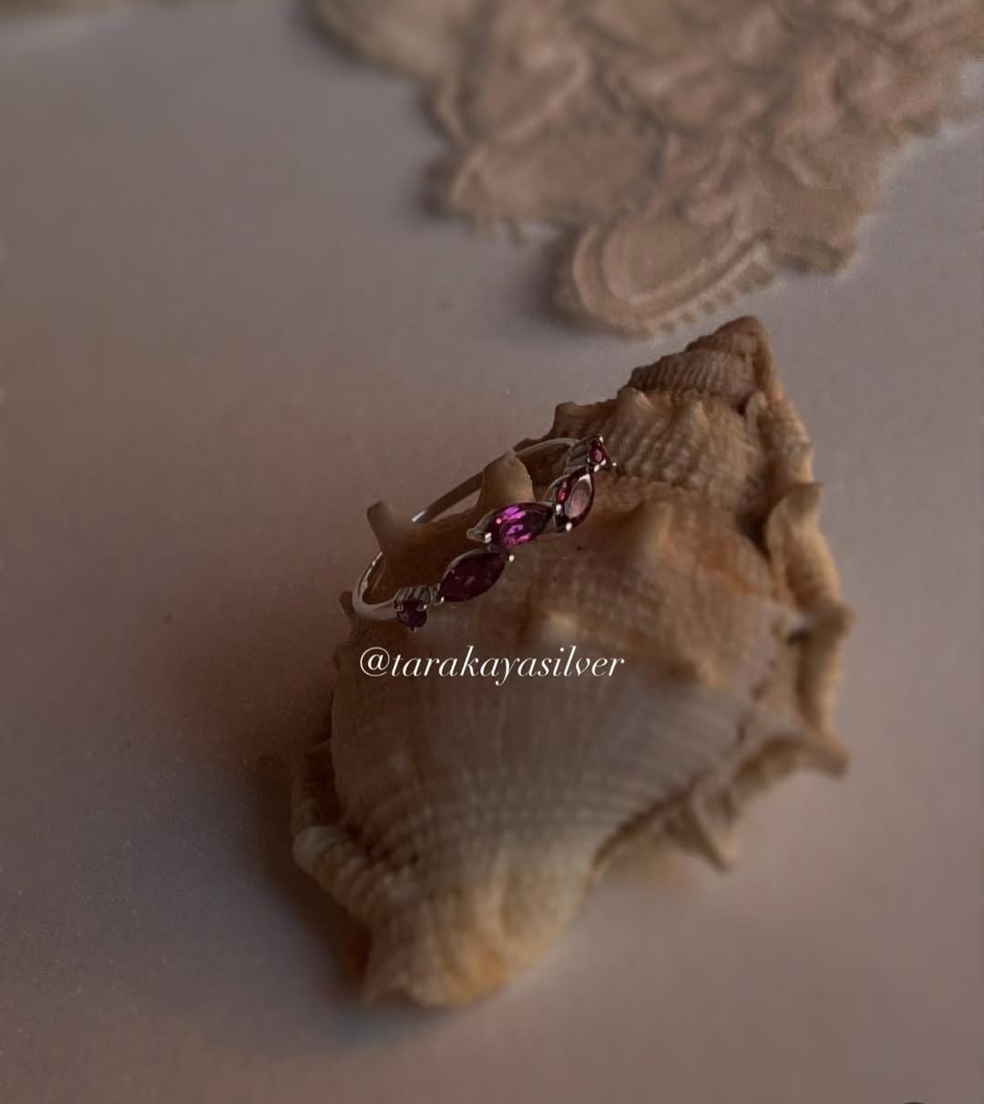 Delicate leafy garnet ring in 925 silver for everyday wear