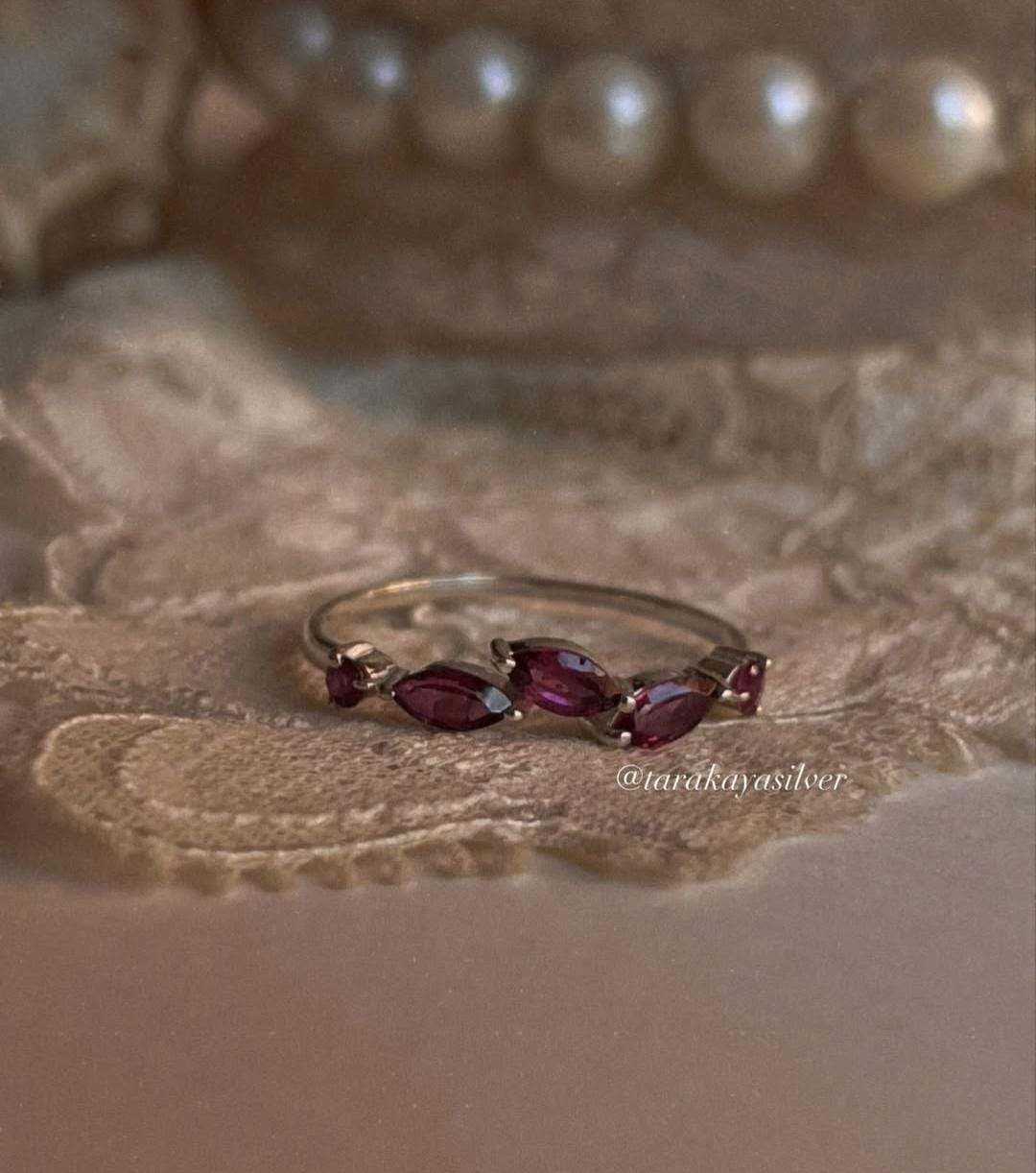 Nature-inspired leafy ring with rhodolite garnet in 925 silver  