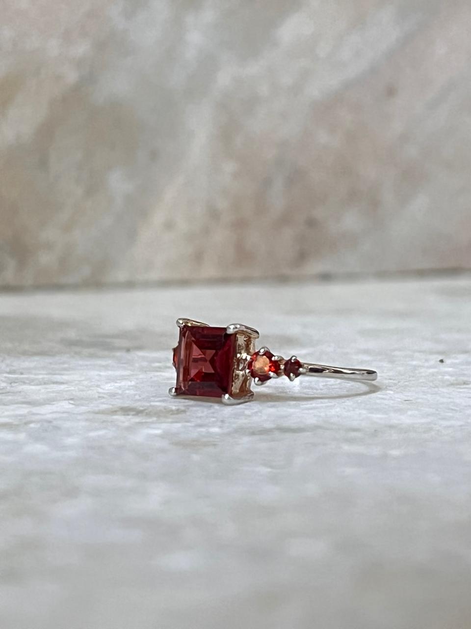 Garnet Square Cut Vintage 925 Sterling Silver Ring