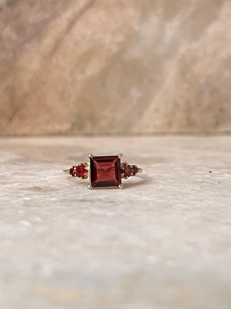 Garnet Square Cut Vintage 925 Sterling Silver Ring