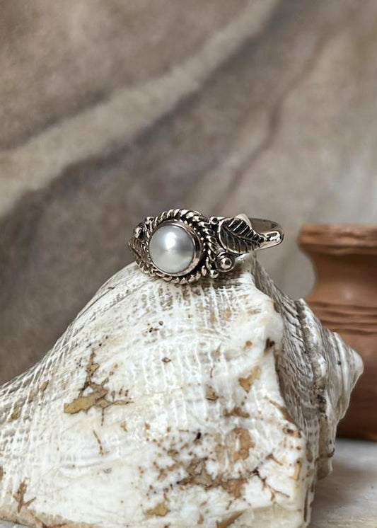 Minimalist 925 sterling silver ring with pearl and forest details  